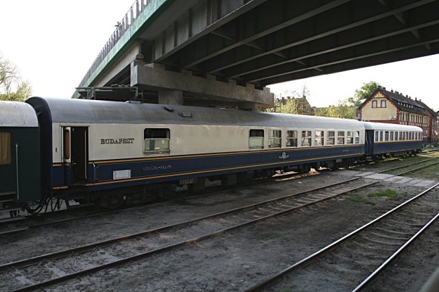 Bei meinem Streifzug �ber das Gel�nde entdeckte ich diese beiden Wagen unter einer Br�cke. Es sind Wagen des K�niglich-Ungarischen-Express (Wolsztyn, 03.05.2008).