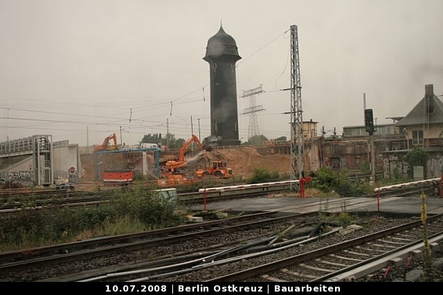 Blick auf den unter Denkmalschutz stehenden Wasserturm und die ersten neuen Br�ckenk�pfe. Das Bild wurde aus einem fahrenden RE gemacht (Baustelle Berlin Ostkreuz, 10.07.2008).
