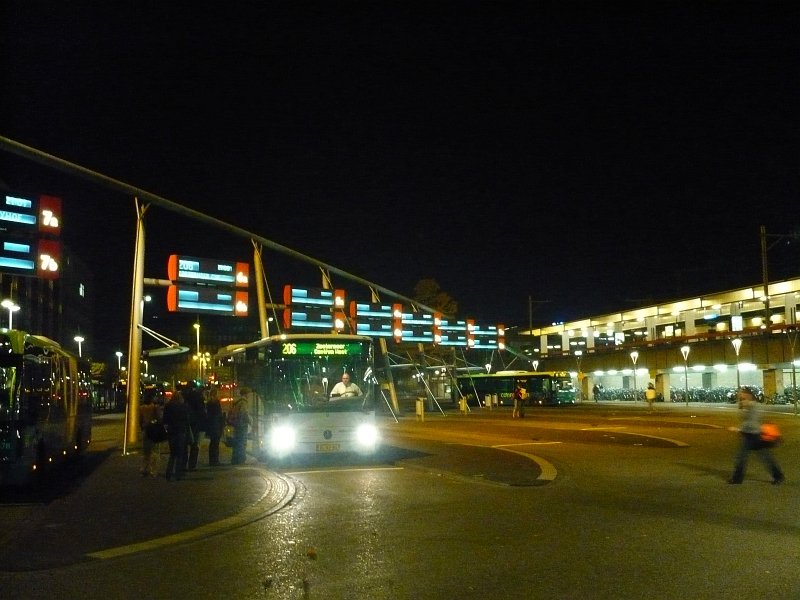 Busbahnhof Leiden Centraal bei Nacht 11-10-2008.