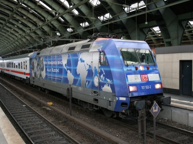 DB 101 102-2  Wir Menschen sind alle gleich  mit einem IC (Berlin Ostbahnhof, 07.04.2008).