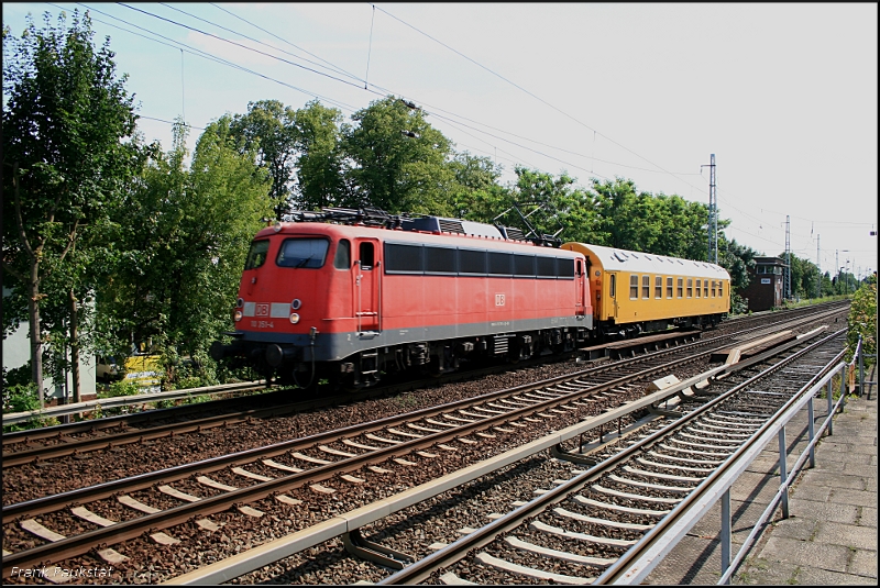 DB 110 351-4 (Bahn-Charter, EDO 1F) mit Messwagen vom Karower Kreuz kommend (DB Regio AG Oberbayern, gesehen Berlin Karow 29.07.2009 - Update: Bei Fa. Bender zerlegt 27.04.2010)