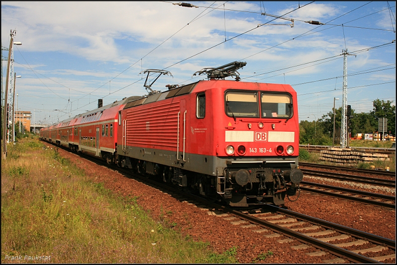DB 143 163-4  Mein Weg. Der Nahverkehr in Schleswig-Holstein  mit einem Fu�ballsonderzug nach Magdeburg. Die Doppelstockwagen stammen von der S-Bahn Rostock (140 km/h-Variante, DB Regio AG - RL Nord Kiel, ZWS/ZDS/FMZ/TAV+GPS; gesichtet Berlin Sch�nefeld, 01.08.2009)