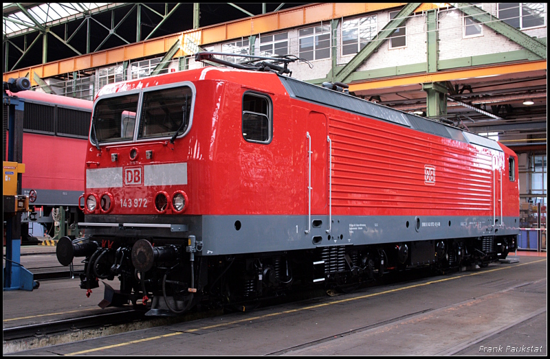 DB 143 972 (ohne Kontrollziffer) ist bereits fertig und hat auch gleich Neulack erhalten. So macht die Lok wieder richtig was her (DB Regio AG Baden-Württemberg, Regionalverkehr Südbaden Freiburg, 80 Jahre Werk Dessau, Dessau-Süd 12.09.2009)