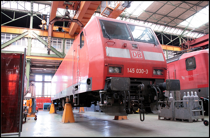 DB 145 030-3 wartet auf neue Drehgestelle (DB Schenker Rail Deutschland AG, 80 Jahre Werk Dessau, Dessau-S�d 12.09.2009)