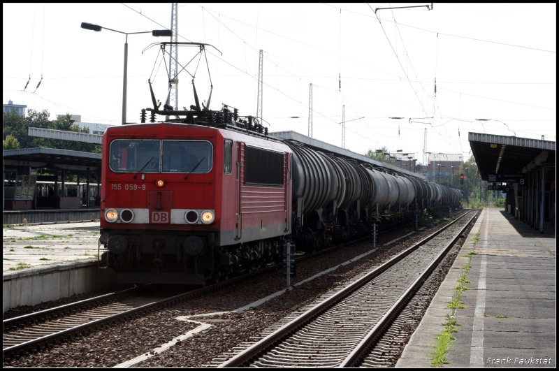 DB 155 059-9 kommt mit einem Kesselzug zum Tf-Wechsel um anschlie�end weiter Richtung Gr�nauer Kreuz zu fahren (Berlin Sch�nefeld, 26.09.2009 - Update: konserviert abgestellt in Stendal)
