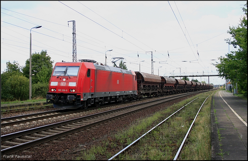 DB 185 358-9 und Schttgut (NVR-Nummer: 91 80 6185 358-9 D-DB, DB Schenker Rail Deutschland AG, gesichtet Nuthetal-Saarmund, 05.08.2009)