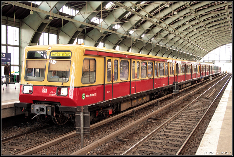 DB 485 044-2 als  Werkstattzug  entweder auf Testfahrt oder unterwegs in die Werkstatt (Berlin Ostbahnhof 04.10.2009)