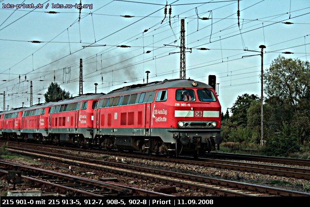 DB AutoZug SyltShuttle 215 901-0 mit Lokzug bestehend aus 215 913-5, 215 912-7, 215 908-5 und 215 902-8. Ein Gruß geht auch an den Tf, der es hat mal richtig qualmen lassen (Priort, 11.09.2008)
<br><br>
Update: Die Loks von DB SyltShuttle der Baureihe 215 sind seit geraumer Zeit z-gestellt