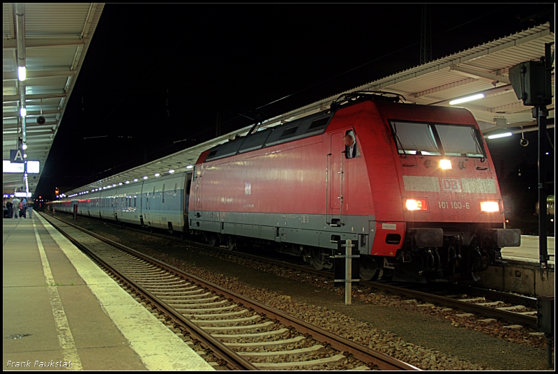 DB Fernverkehr 101 100-6 mit Talgo-Wagen als CNL 1201  Capella  nach Mnchen Ost (Nchtliches in Berlin Lichtenberg 07.10.2009)