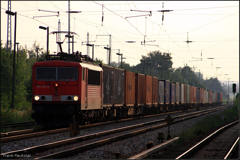 DB Schenker 155 163-9 mit Container erwischt gerade eine Wolkenl�cke und die Sonne kommt zum Vorschein (Berlin Friedrichshagen, 01.07.2009)
<br><br>
Update: 10.02.2015 in Opladen verschrottet