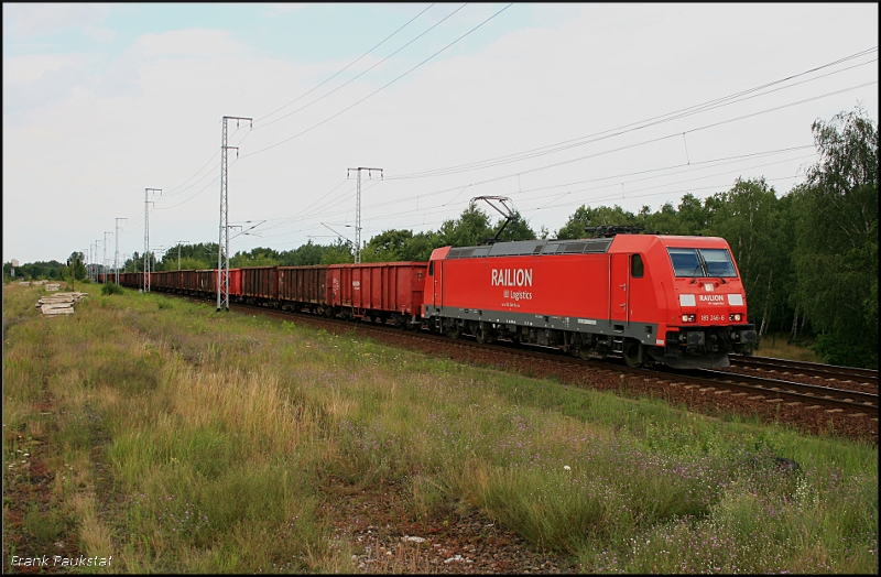 DB Schenker 185 246-6 und Eaos-x-Wagen. Gru� an den Tf! (Berlin Wuhlheide, 21.07.2009)