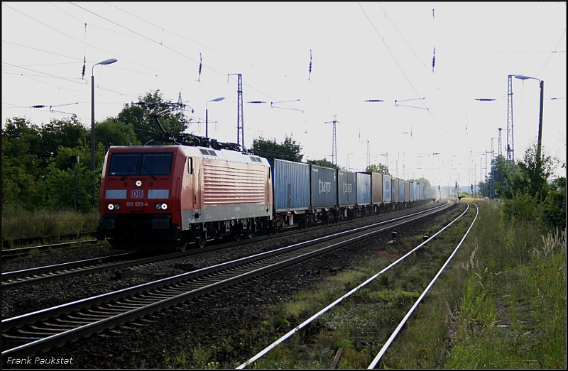 DB Schenker 189 009-4 mit Containerzug bei Fotowolke. Man sieht recht schn das es doch noch dunkel war ohne Sonne (Class 189-VB, gesichtet Nuthetal-Saarmund, 05.08.2009)