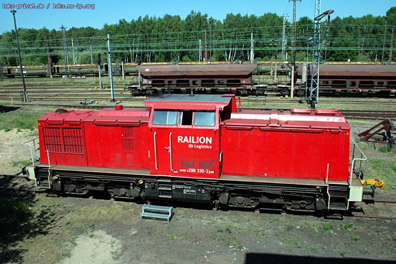 DB Schenker 298 330-2 beim Fest auf dem Rbf Wustermark, es konnten F�hrerstandsmitfahrten gemacht werden
<br><br>
NVR-Nummer: 98 80 3298 330-2 D-DB, ex DR 111 030-3, gesehen Wustermark-Elstal 02.05.2009