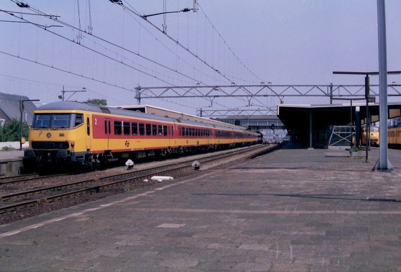 Der Beneluxzug von Amsterdam nach Brussel halt schon lange nicht mehr in Leiden. Fotografiert 29-07-1992. Scan von Negative.