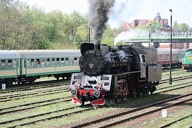 Die polnische Ol49 69 l�sst es richtig qualmen auf der ersten Paradefahrt (Wolsztyn, 03.05.2008).