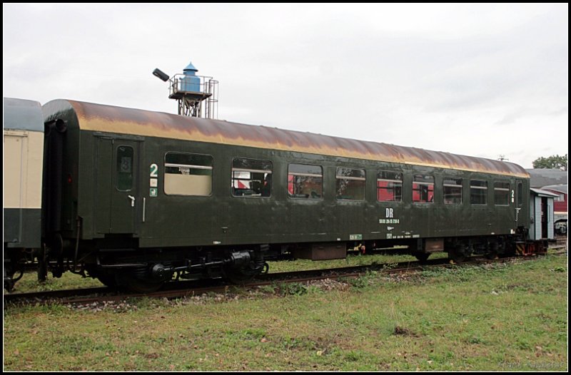 DR 50 80 28-15 718-0 Bghw.522 ist ein gr�n lackierter Reisezugwagen 2. Klasse und wurde im Raw Halberstadt 1968 gebaut (Eisenbahnfest des TEV zum Weimarer Zwiebelmarkt, Weimar 10.10.2009)