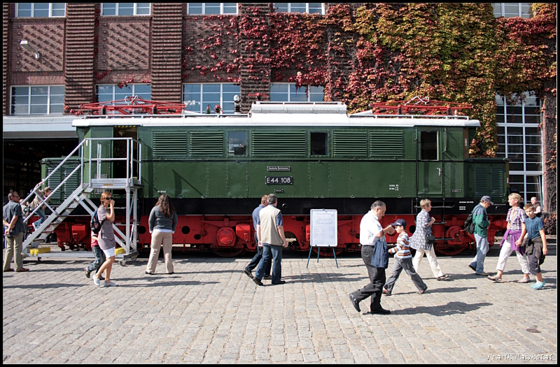 E 44 108 aus Halle/Saale ist ein wahres Schmuckstück und bei den Besuchern auch beliebt (Bw Halle P, 80 Jahre Werk Dessau, Dessau-Süd 12.09.2009)