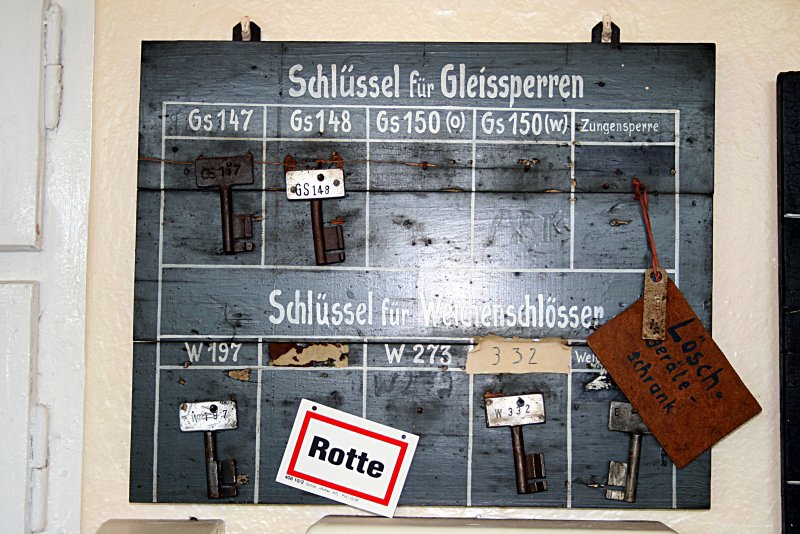 Eine Tafel mit Gleisschl�sseln (100 Jahre Rbf Wustermark, Elstal, 02.05.2009).