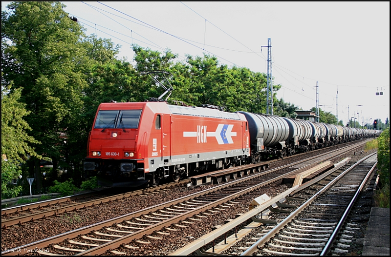 HGK 2065 / 185 630-1 mit Kesselwagen vom Karower Kreuz kommend (Berlin Karow, 29.07.2009)