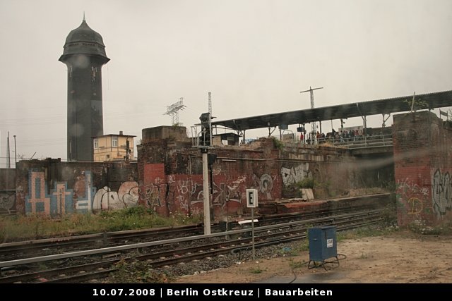 Hier sieht man die alten Br�ckenk�pfe. Sie sind in schlimmeren Zustand als die Br�cken selbst. Das Foto wurde aus einem RE aus aufgenommen, da man diese K�pfe sonst nicht sieht (Baustelle Berlin Ostkreuz, 10.07.2008).