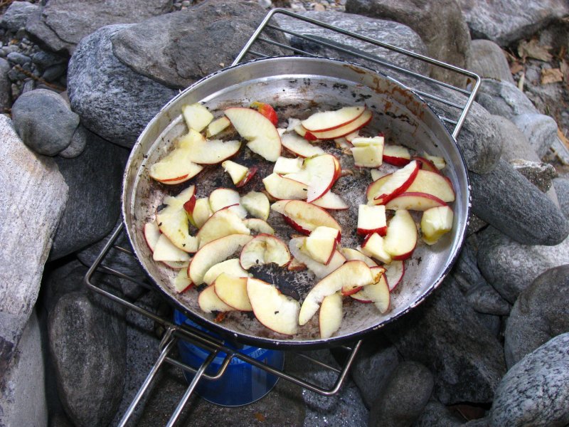 ...hier im Vallemaggia funktionierte es aber reibungslos, sodass wir am letzten Tag unserer Velotour einen Dreig�nger bestehend aus W�rstchensuppe, Nudeln mit viel K�se und diesen Brat�pfeln mit Schokolade geniessen konnten. 