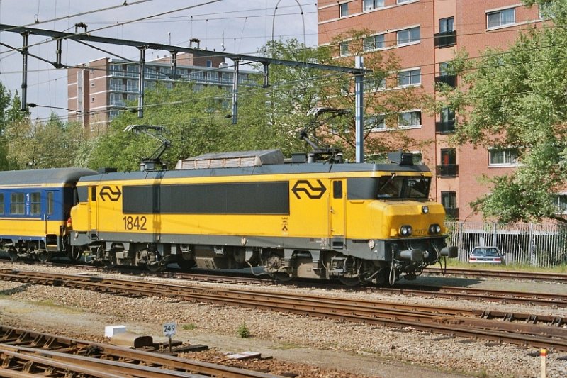 Lok 1842 in Rotterdam Centraal Station am 28-04-2004.