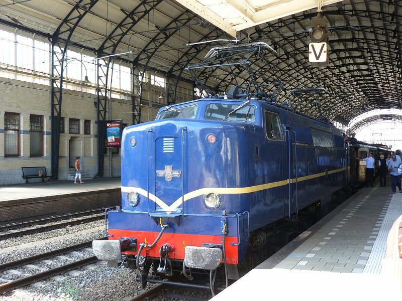 Museumlok 1202 mit Sonderzug aus Zandvoort in Haarlem am 30-08-2008.
