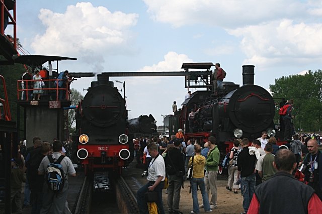 Ok22 31 und eine unbekannt gebliebene Lok an der Bekohlungsanlage. Dahinter warten schon die n�chsten (Wolsztyn, 03.05.2008).