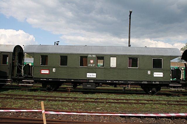 PKP 014 160 (Bauart BCi-29) ist ein Reisewagen mit 2. und 3. Klasse, eine typische  Donnerb�chse  (Wolsztyn, 03.05.2008).