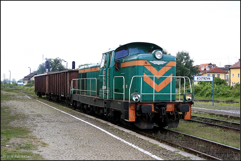 PKP SM42 542 rangiert 2 G�terwagen am oberen Bahnsteig (Kostrzyn, 06.08.2009)