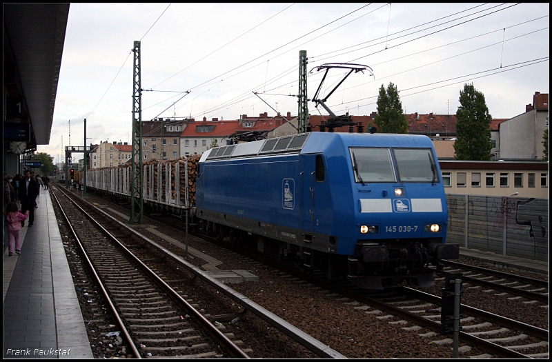 PRESS 145 030-7 mit Holzzug Richtung Moabit unterwegs (NVR-Nummer 9180 6 145 085-7 D-PRESS, ex MRCE, SBB Cargo 481 003, MThB 486 653, gesichtet Berlin Wedding 02.10.2009)