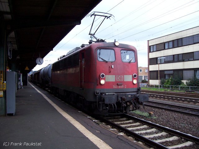 Railion 140 858-2 fuhr mit einem Kesselzug früh morgens um 5 Uhr durch Bebra, 30.05.2005