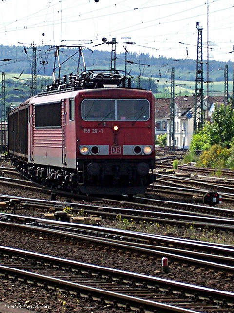 Railion 155 261-1 fährt mit einem Güterzug aus dem Rbf ab (Bebra, 2005)