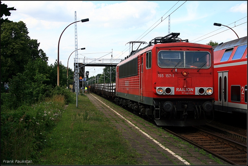 RAILION Logistics 155 157-1 mit Rungenwagen und Schwellen erwischt eine der Fotowolken (Potsdam Marquardt, 16.07.2009)