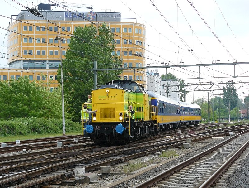 Rotterdam Rail Feeding Lok (ex-DR V100) mit zwei NS Wagen Typ ICL fhrt hier mit von Bhf Alkmaar nach Gbf Alkmaar. Bahnhoffest Alkmaar 16-05-2009.