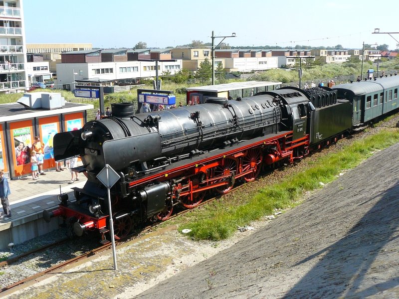 SSN 01 1075 mit Sonderzug in Zandvoort am 30-08-2008.
