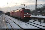 Railion 152 001-4 kommt mit einem gemischtem G�terzug am 14.01.2009 durch den verschneiten Bahnhof Berlin-Wannsee.