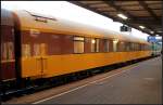 Dieser ockerfarbene Wagen mit braunem Band 61 50 70-80 210-8 WLABme [P] wurde 1979 beim VEB Waggonbau G�rlitz 1979 gebaut. Er bietet 33 Sitzpl�tze oder in der 1. Klasse 22 Schlafpl�tze bzw. 33 Pl�tze in der 2. Klasse (Weimar 10.10.2009)