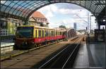 DB 481 419-0 auf der Linie S75 kommt zum Endhalt in den Bahnhof eingefahren.