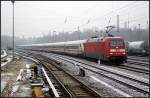 DB Fernverkehr 101 131-1 ist mit der Metropolitain-Garrnitur als IC 2308 Hamburg-Altona unterwegs zum S�dkreuz, am Ende schiebt 101 124-6 am 30.01.2011 den Zug am S-Bahnhof Greifswalder Str vorbei.