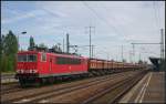 DB Schenker 155 134 mit Fans-Wagen am 19.06.2012 in Berlin Sch�nefeld Flughafen
