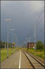 Sonne im R�cken, Gewitter �ber Berlin. So sah die Situation am 10.08.2013 in Wustermark-Elstal aus. Rechts das Stellwerk  Wus  (Wustermark) vom Typ GS II DR (Cont), Fdl, ausser Betrieb, IB 1995, AB 1998.