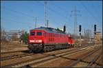 DB Schenker 232 601 mit 335 006 (DB Schenker Rail Duisburg) als ungleiches Paar am 24.02.2014 durch Berlin Sch�nefeld Flughafen nach Seddin