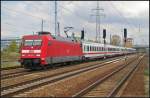 DB Fernverkehr 101 131-1 fuhr mit einem IC am 13.04.2014 durch Berlin Sch�nefeld Flughafen