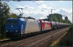 RheinCargo 185 521-2 und Wagenlok 185 604 mit Knickkesselwagen-Zug am 11.08.2014 durch Panketal-R�ntgental