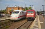 Zweimal DB Fernverkehr: W�hrend auf Gleis 101 DB 401 016 durch Uelzen f�hrt, steht auf Gleis 102 der IC 2174 nach Warnem�nde, der am 05.09.2014 von 101 138-6 geschoben wird