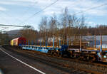 Vierachsiger langer Drehgestell-Flachwagen mit Rungen und Stirnwandklappen, 83 80 3509 014-4 D-TAUAX, der Gattung Rbkks, der irländischen Vermietungsfirma TOUAX Rail Limited, am 18.01.2023