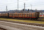 Vierachsiger Holztransportwagen (Drehgestellflachwagen mit Rungen und Stirnwänden) 31 81 3523 104-7 A-RCW, der Gattung Rnoos-uz, der Rail Cargo Austria (zur ÖBB), beladen mit