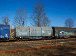 Vierachsiger Drehgestell-Flachwagen mit Teleskophauben fr Coiltransporte 31 85 4777 200-0 CH-ZSSKC, der Gattung Shimmns, des slowakischen Wagonvermieters AXBENET s.r.o. (Trnava), eingestellt in der Schweiz durch die ZSSK Cargo (elezničn spoločnosť Cargo Slovakia), am 10.03.2022 im Zugverband bei einer Zugdurchfahrt in Rudersdorf (Kr. Siegen).

Die Ausstattung mit fnf Lademulden sowie Teleskophauben optimieren die Befrderung witterungsempfindlicher Blechrollen (Coils). D

Der Wagen besitzt feste Stirnwnde, 5 fest im Untergestell eingebaute Lademulden und drei teleskopartig angeordnete Hauben. ie Hauben knnen jeweils soweit zusammen geschoben werden, dass zum Be- und Entladen die Ladeflche zu zwei Drittel freigelegt ist. Das Untergestell und die festen Stirnwnde, die als Abkantrahmenkonstruktion mit Blechbekleidung und hutfrmigen Verstrkungsprofilen ausgefhrt sind, sowie die fest auf den Auenlangtrgern angeordneten drei Laufschienen je Wagenseite bilden den als Schweikonstruktion ausgefhrten Wagenkasten. Das Untergestell mit seinen beiden krftigen Auenlangtrgern besteht aus Walz- und Abkantprofilen. Die Untergestellenden bestehen aus den Hauptquertrgern, den AK-Trgern und den Kopfstcken.

TECHNISCHE DATEN:
Spurweite: 1.435 mm
Lnge ber Puffer: 12.040 mm
Ladelnge: 10.800 mm
Drehzapfenabstand: 7.000 mm
Achsabstand im Drehgestell: 1.800 mm
Ladebreite in den Mulden: 2.400 mm
Laderaum: fr 5 Coils
Hchstgeschwindigkeit: 100 km/h (beladen) / 120 km (leer)
Maximales Ladegewicht: 67,2 (ab Streckenklasse D4)
Eigengewicht: 22.780 kg
Bremse: O-GP (K)
Bremssohle: Cosid 810
Handbremse: Fbr  
Kleinster bef. Gleisbogenradius: 35 m
Intern. Verwendungsfhigkeit: RIV
