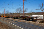 Gelenk-Containertragwagen 37 80 4951 476-3 D-AAEC der Gattung Sggrs 6 der AAE Cargo AG (heute zur VTG AG) am 30.03.2021 im Zugverband bei der Durchfahrt in Rudersdorf (Kr.